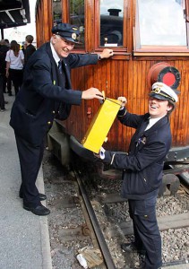 Dan och Carl med brevlåda